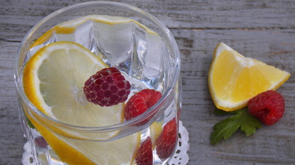 Охлаждающий коктейль с малиной и кусочек лимона