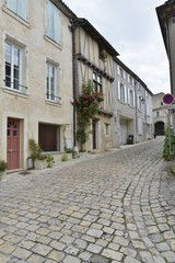 Rue typique en pente à gros pavés dans le centre historique de Cognac en Charente