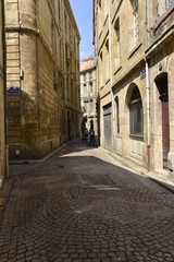 Fototapeta na wymiar Rue typique étroites à pavés dans le vieux Bordeaux 