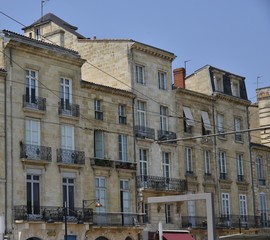 Fototapeta na wymiar Architecture typique des maisons en pierres blanches du vieux Bordeaux 