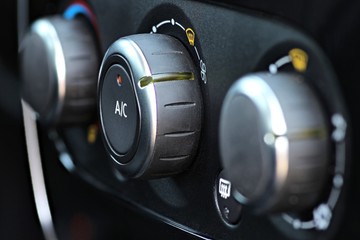 eingeschaltete Klimaanlage im Auto