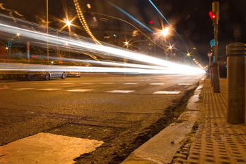 Luz nocturna de los coches.