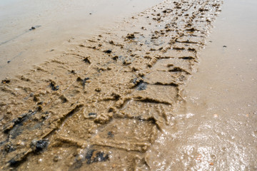 Reifenspur am Strand