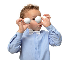 Kind mit golfb&auml;llen