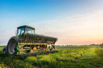 Obraz premium Tractor in a field on a rural Maryland farm