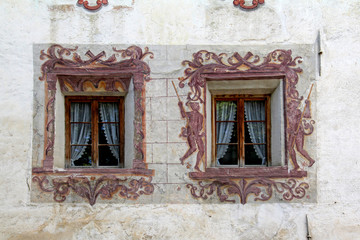 Glorenza; finestre decorate