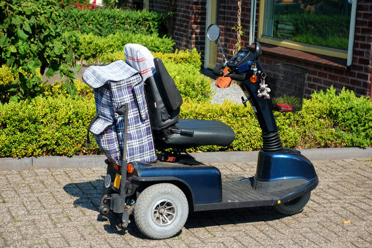 Elektro Scooter für Senioren, Mobilität im Alter Stock-Foto | Adobe Stock