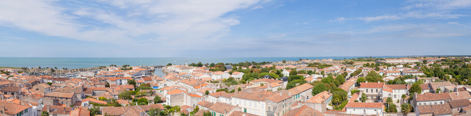 Fototapeta na wymiar Vue panoramique sur le village de Saint Martin de Ré