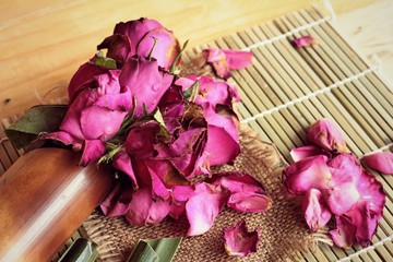 Obraz premium Pink roses and rose petals were sprinkled fallen.