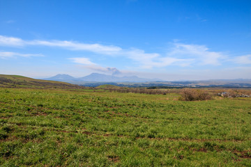 くじゅう高原から見た阿蘇山