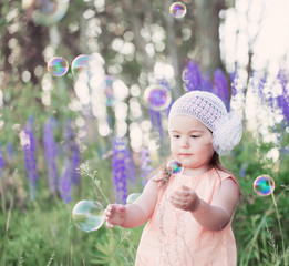  child with soap bubbles outdoor
