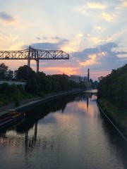 sonnenaufgang im industriegebiet