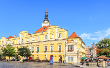 Świdnica na Dolnym Śląsku - Rynek Starego Miasta, ratusz I kamienice © stepmar