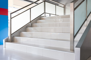 weiße Treppe im modernen Büro