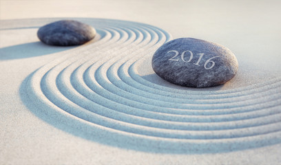 Fototapeta na wymiar 2016 - Zwei Steine mit Linien im Sand