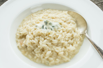 Löffel mit Risotto Gorgonzola