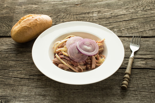 Wurstsalat mit Zwiebeln