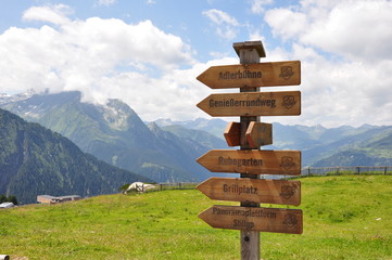Wanderwegweiser auf dem Ahornberg im Zillertal