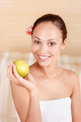Obraz na płótnie Canvas Smiling woman holding apple 