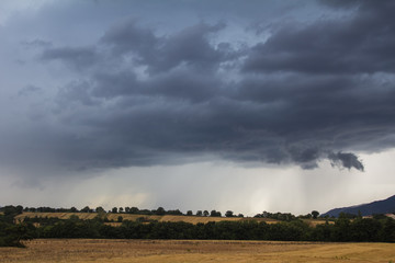 Fototapeta na wymiar Shelf cloud nella campagna umbra