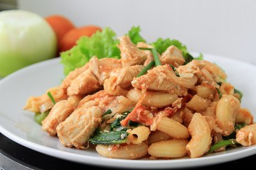 Fried macaroni with chicken and tomato sauce