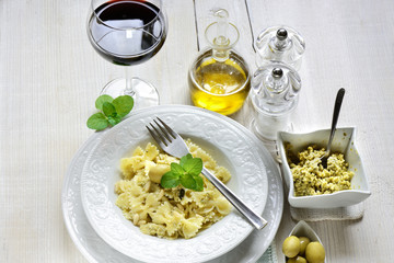 pasta fredda olive e pinoli