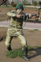 Боец с автоматом - имитация  во время ВОВ (Павлодар, Казахстан) © Abakumov