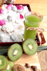 Obraz na płótnie Canvas Kiwi fruit juicy green and kiwi juice delicious.