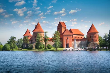 Papier Peint photo autocollant Château Lac Galve, ancien château de briques rouges de Trakai. Lituanie, Europe.