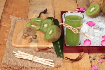 Fototapeta na wymiar Kiwi fruit juicy green and kiwi juice delicious.