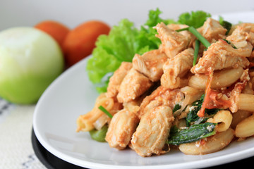 Fried macaroni with chicken and tomato sauce