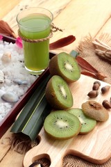 Fototapeta na wymiar Kiwi fruit juicy green and kiwi juice delicious.