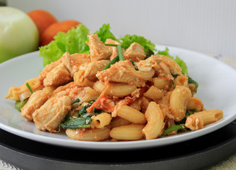 Fried macaroni with chicken and tomato sauce