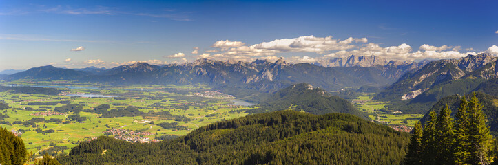 Fototapeta na wymiar Panorama Landschaft in Bayern mit Berge der Alpen