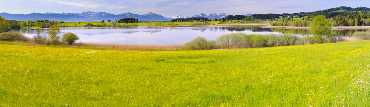 Panorama Landschaft in Bayern bei Bernbeuren im Allg&auml;u mit Fr&uuml;hlingswiese und See