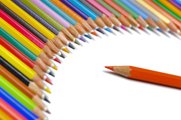 Team und Boss symbolisch mit Buntstiften dargestellt