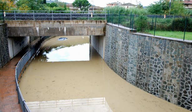 disastro idrogeolico,strada allagata sottopassaggio invaso dall'acqua