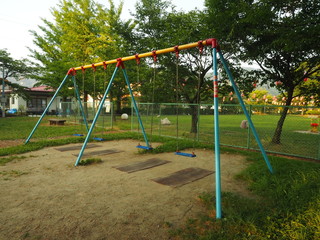 広場のブランコ