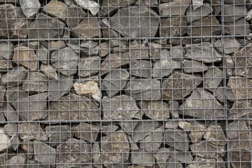 Crédence de cuisine en verre imprimé Pierres Mur de pierre derrière le cadre en maille.