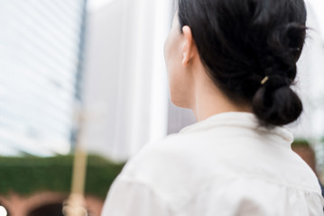 高層ビルを眺める女性