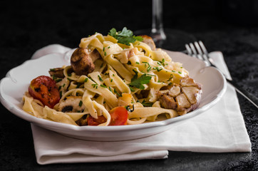 Pasta with roasted garlic and mushrooms