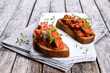 Toast with vegetables