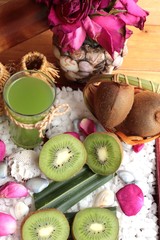 Obraz na płótnie Canvas Kiwi fruit juicy green and kiwi juice delicious.