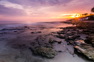 Obraz premium Atardecer en la playa costa