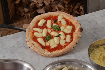 Sacando la pizza del horno.cocinando pizza