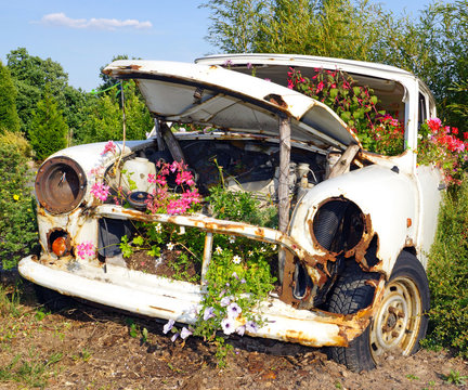 Altes Auto auf dem Schrottplatz