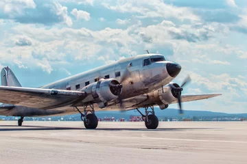 Fotobehang Oud vliegtuig Dakota Douglas C 47 transport oud vliegtuig aan boord van de landingsbaan
