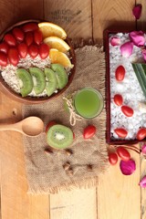 Oat flakes with fruit, kiwi, orange, tomato and kiwi juice.