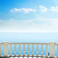 Fototapety  biały balkon na plaży nad morzem i chmury na niebie