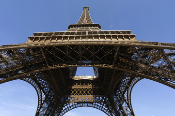 La tour Eiffel fait le grand écart, Paris en région Île-de-France, France	
